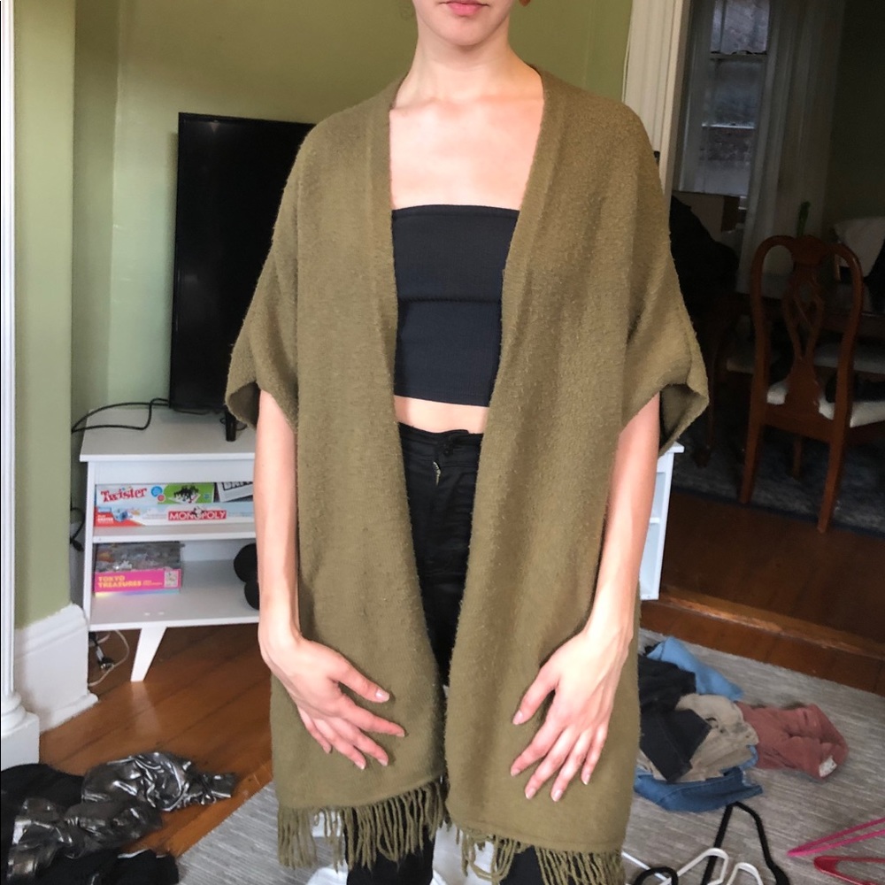 Green sleeveless cardigan/shrug